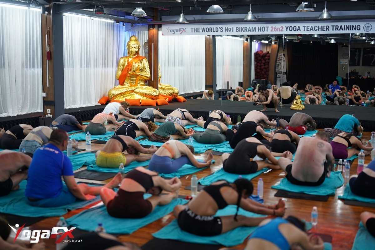 Overview of the five main retreat formats, from silent meditation to yoga teacher training, illustrated at a Bali venue